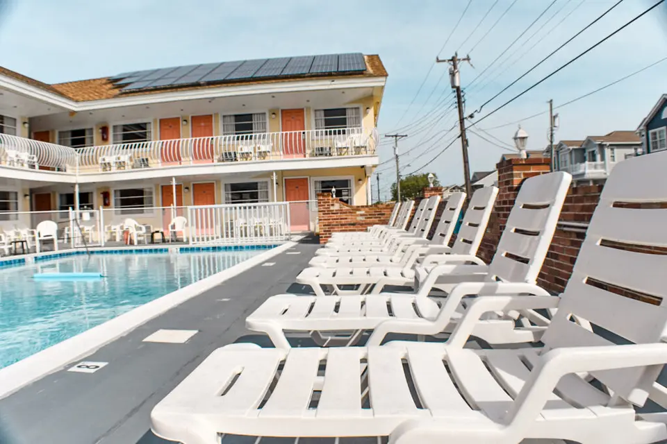 The outdoor swimming pool and sun deck at Blue Water Motel